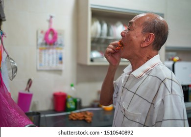 Kedah,Malaysia - 13-09-2019 : The Senior Citizen Eating Fruit In The House When In The Fruit Harvest Season.