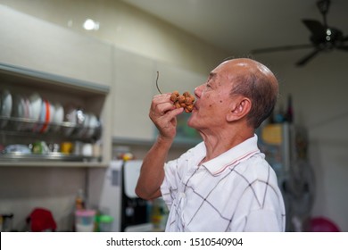 Kedah,Malaysia - 13-09-2019 : The Senior Citizen Eating Fruit In The House When In The Fruit Harvest Season.