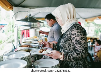 KEDAH,MALAYSIA - FEBUARY 27,2018: A Girl Taking Food In The Malay Wedding Ceremony