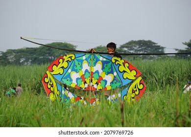 Kediri, East Java, Indonesia - November 21st, 2021 : The Participant Of The Indonesian Kites Festival And Their Kite Which Is Called Gapangan