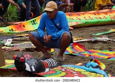 Kediri, East Java, Indonesia - November 21st, 2021 : The Participant Of The Indonesian Kites Festival And Their Kite With Dragonfly Shape