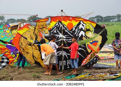 Kediri, East Java, Indonesia - November 21st, 2021 : The Participant Of The Indonesian Kites Festival And Their Kite Which Is Called Gapangan