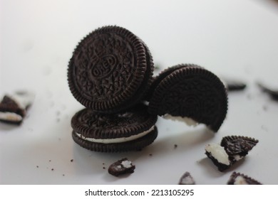 KEDIRI, INDONESIA - 12 October 2022: Oreo Cookies Close-up Shot On White Background Isolated. Oreo Is A Sandwich Chocolate Cookie With A Sweet Cream Is The Best Selling Cookie In Indonesia.