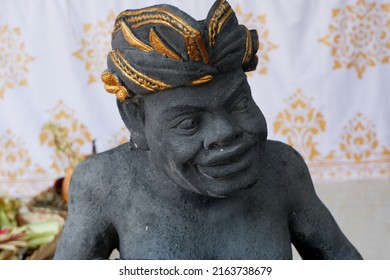 Kedonganan, Kuta, Badung regency Bali, Indonesia. October 29, 2021. photo of a male statue wearing a traditional Balinese headband (in Bali it is called udeng) with black and gold combination