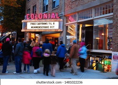 Keene, NH, USA October 15 Families Prepare To Enter The Colonial Theater, A Small Community Theater In Keene, New Hampshire