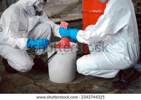 Keep Chemicals in Toxic Waste Red Bag and Thick Plastic Barrels for Disposal, Dispose of Material Safely. Clean up Chemical Liquid Spill. Part of Basic Practical Training for Chemical Spill. 商業照片 © 