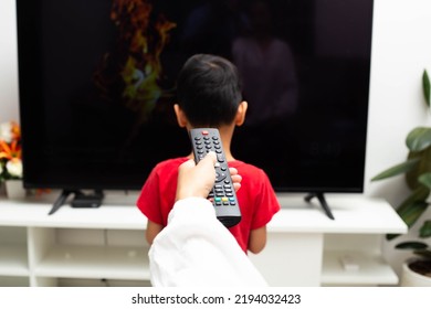 Keep Your Child From Watching TV. In Order To Prevent Her Kids From Watching TV, The Mother Turned Off The TV.