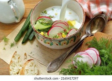 Kefir wird mit Okroshkor in einen Teller gegossen
