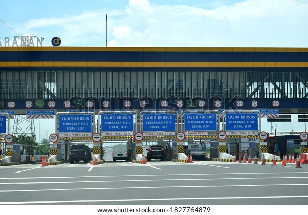 The Kejapanan toll gate,\
Porong, Sidoarjo is the entrance and exit for vehicles in the\
Sidoarjo area to the toll roads on the Trans Java, Indonesia on\
March 20, 2020
