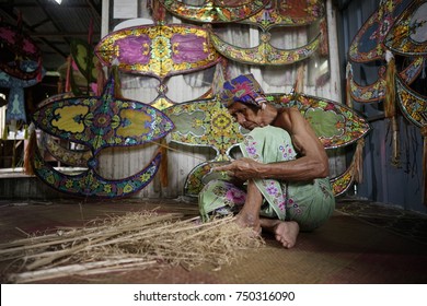 KELANTAN, MALAYSIA - 16TH JULY 2017; Unidentified Man Is Making The Traditional Moon Kite Or Locally Known As 