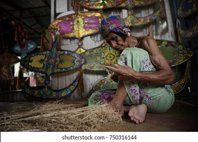 KELANTAN, MALAYSIA - 16TH JULY 2017; Unidentified Man Is Making The Traditional Moon Kite Or Locally Known As 