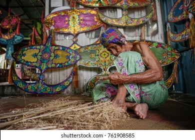 KELANTAN, MALAYSIA - 16TH JULY 2017; Unidentified Man Is Making The Traditional Moon Kite Or Locally Known As 