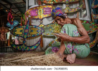 KELANTAN, MALAYSIA - 16TH JULY 2017; Unidentified Man Is Making The Traditional Moon Kite Or Locally Known As 