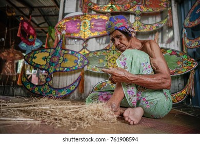 KELANTAN, MALAYSIA - 16TH JULY 2017; Unidentified Man Is Making The Traditional Moon Kite Or Locally Known As 