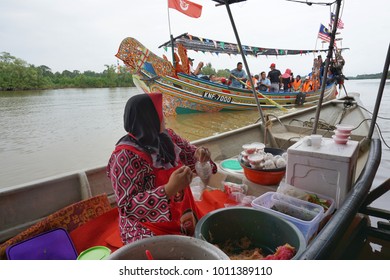 Kelantan, Malaysia - 27 Jan 2018: Unidentified Busy Women Vendor Food Floats On A Wooden Boat At Pengakalan Datu Floating Market.