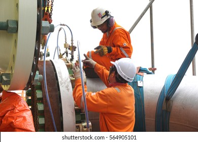 KELANTAN, MALAYSIA - DEC 20 2016 : Unidentified Local Workers Having Discussion During Preparation Of Bolt Tightening Activity Using High Pressure Bolt Tightening Machine At Oil And Gas Platform.