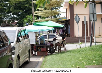 Kelantan, Malaysia, October 22, 2022: An Unidentified Seller Selling Food At A Street In Kota Bharu.