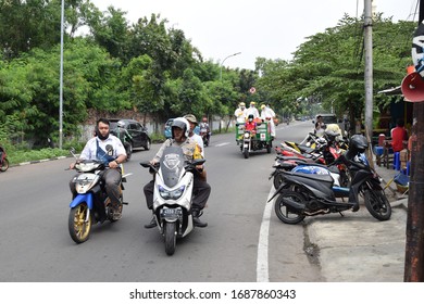 Kemayoran, Jakarta / Indonesia - Maret 28 2020 : The Indonesian Red Cross Corona Virus Disinfectant Spraying Unit or PMI is conducting a vacuum in the Kemayoran region - Jakarta, Indonesia