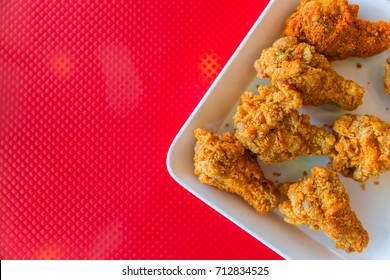 pollo frito al estilo kentucky con fondo rojo con espacio para texto