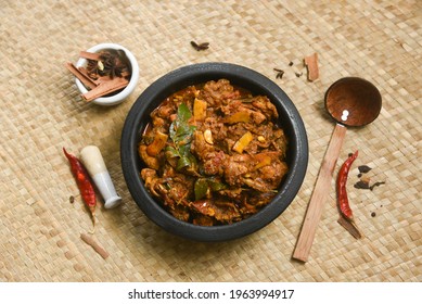 Kerala Food Nadan Spicy Chicken Curry Also A Popular Sri Lankan Food Kalupol Chicken Curry Devilled Chicken Side Dish Or Chettinad Chicken Curry With Coconut Pieces , Tamil Nadu India In Clay Pot.