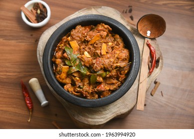 Kerala Food Nadan Spicy Chicken Curry Also A Popular Sri Lankan Food Kalupol Chicken Curry Devilled Chicken Side Dish Or Chettinad Chicken Curry With Coconut Pieces , Tamil Nadu India In Clay Pot.