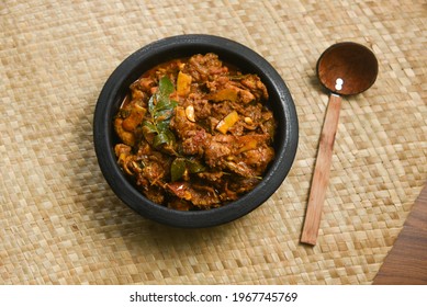 Kerala Food Nadan Spicy Chicken Curry Also A Popular Sri Lankan Food Kalupol Chicken Curry Devilled Chicken Side Dish Or Chettinad Chicken Curry With Coconut Pieces , Tamil Nadu India In Clay Pot.