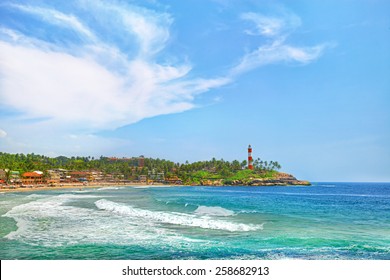 Kerala Provinz Strand in Indien mit einem lebendigen Leuchtturm im Ozean