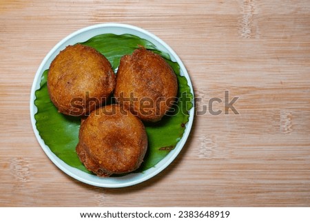 Kerala snack unniyappam in a banana leaf, Traditional kerala deep fried snack with riceand dry coconut and jaggery ghe Imagine de stoc © 