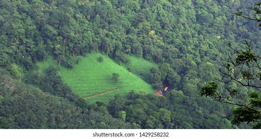 Immagini Foto Stock E Grafica Vettoriale A Tema Tornante