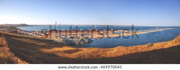 Kerch. Construction of the Kerch railway and
automobile bridge. August
2016.