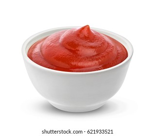 Кетчуп в миске, изолированный на белом фоне. Порция томатного соуса. С обтравочным контуром. Одна из коллекции различных соусов