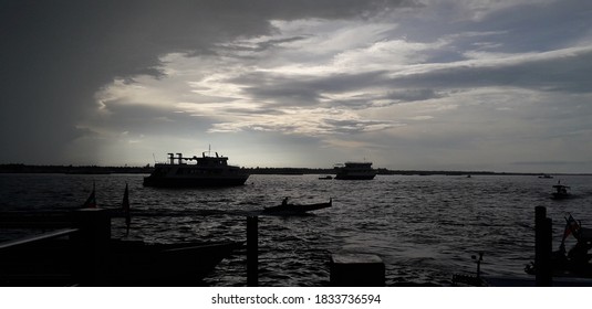 Ketika kapal nelayan berlabuh di hadapan rumah - Shutterstock ID 1833736594
