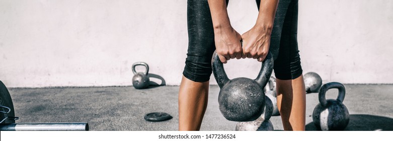 Гиря тяжелая атлетика женщина поднимает свободный вес панорамный баннер тренажерный зал. Руки держат тяжелый колокольчик для силовых тренировок.