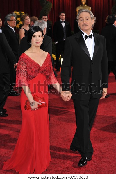 Kevin Kline Phoebe Cates At The 81st Academy Awards At The Kodak Theatre Hollywood February