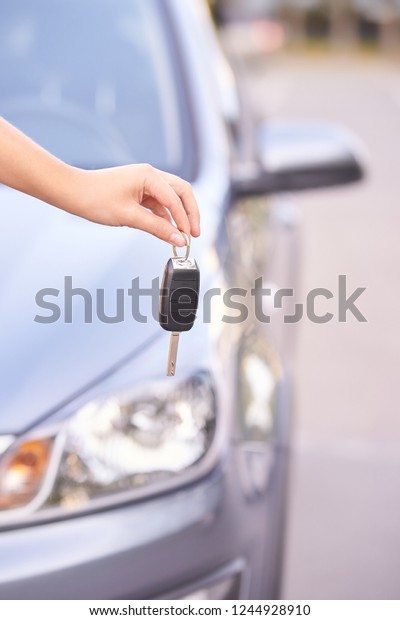 Key in car. Ride instruction accident.\
Automobile loan. Outdoor.