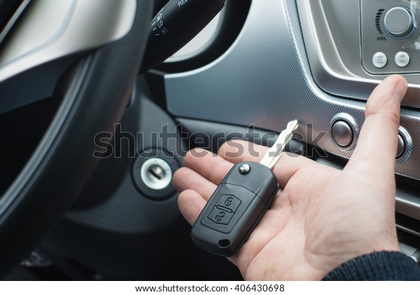 The key\
opening of the lock of the car in a\
hand