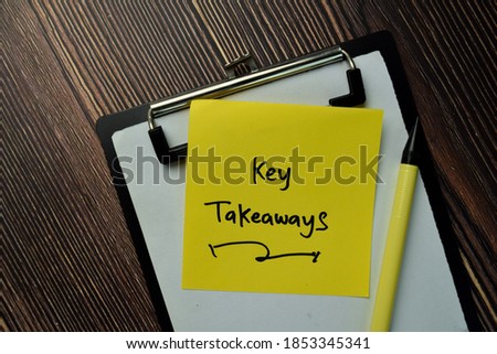 Key Takeaways on sticky Notes isolated on office desk.