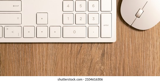  Tastatur von einem Computer und einer Computermaus auf einem Schreibtisch im Büro                               
