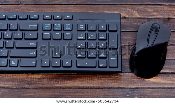 Keyboard computer\
with mouse on wooden\
table