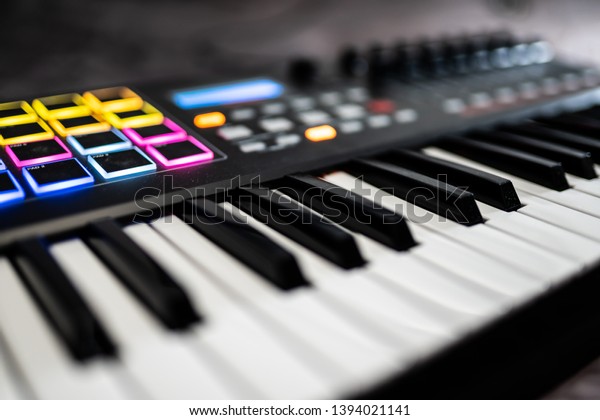Keyboard / electronical piano for recording\
music in a studio: drumpads / music\
pads