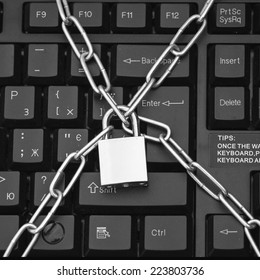 Keyboard twisted chain and closed on the lock - Shutterstock ID 223803736