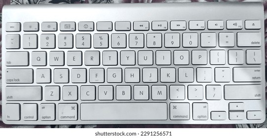 Keys focussed on centre while side made blurred