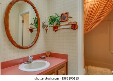 Keystone Heights, Florida / USA - December 25 2019: Outdated Bathroom That Needs To Be Remodeled Or Updated