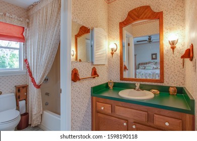 Keystone Heights, Florida / USA - December 25 2019: Outdated Bathroom That Needs To Be Remodeled Or Updated