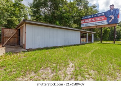 Keystone Heights, Florida USA - July 9, 2022: Exterior Of A Former Auto Mechanic Building Now Abandoned