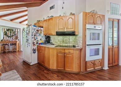 Keystone Heights, Florida USA - October 9, 2022: Uniquely Shaped Kitchen With A Stone Backsplash And Double Ovens