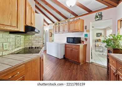 Keystone Heights, Florida USA - October 9, 2022: Uniquely Shaped Kitchen With A Stone Backsplash And Double Ovens