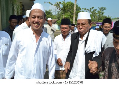 KH Nurul Huda Djazuli From Ploso Kediri, Was Welcomed By His Students When He Attended An Alumni Meeting In Pasuruan Indonesia. April 2017