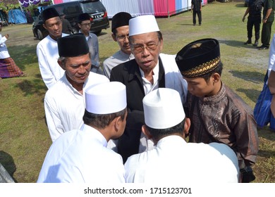 KH Nurul Huda Djazuli From Ploso Kediri, Was Welcomed By His Students When He Attended An Alumni Meeting In Pasuruan Indonesia. April 2017