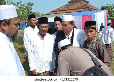 KH Nurul Huda Djazuli From Ploso Kediri, Was Welcomed By His Students When He Attended An Alumni Meeting In Pasuruan Indonesia. April 2017